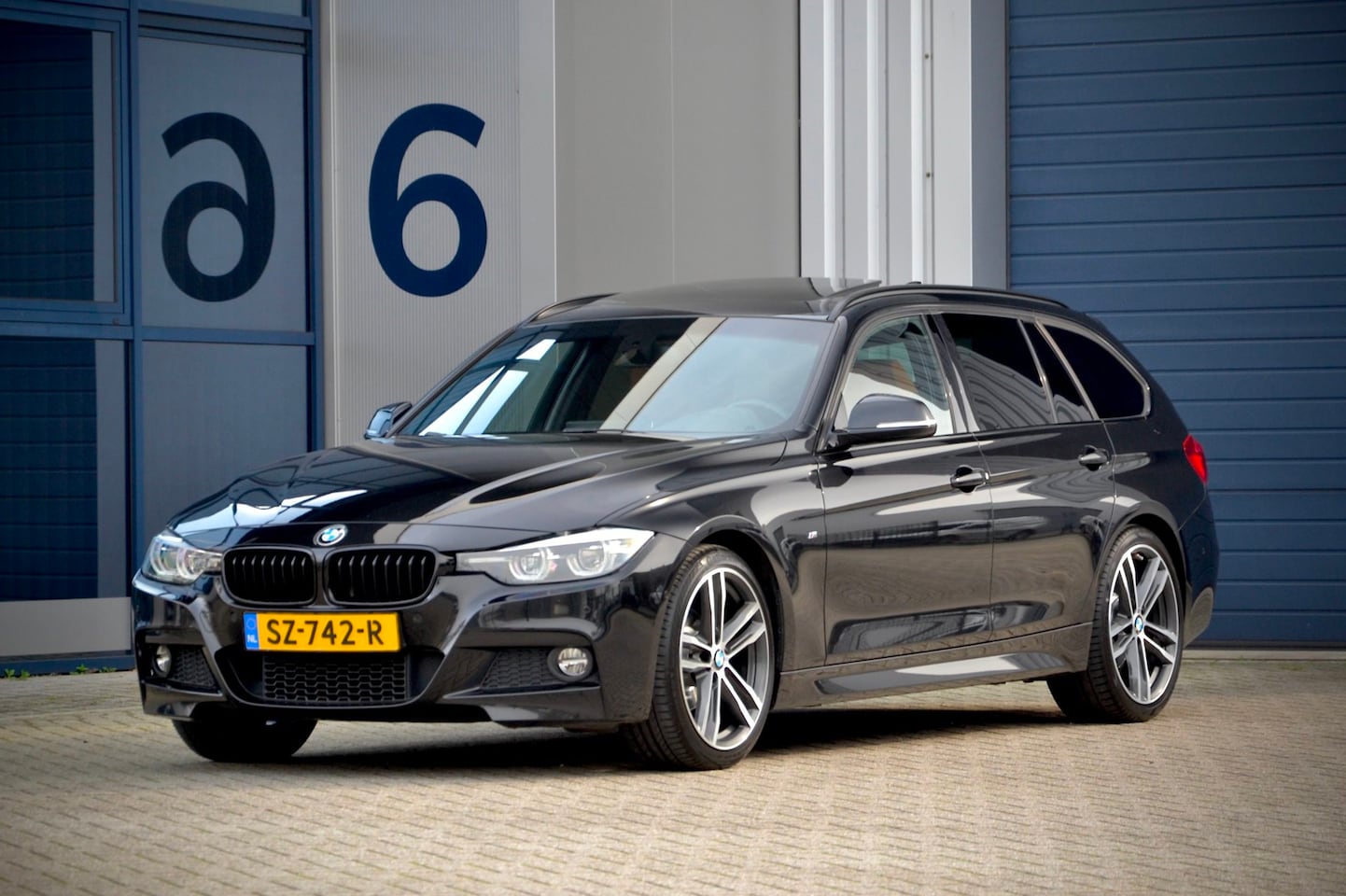 BMW 3-serie Touring - 320i M Sport / Panorama / Leder / NL Auto / 19 Inch / Shadowline / LED - AutoWereld.nl