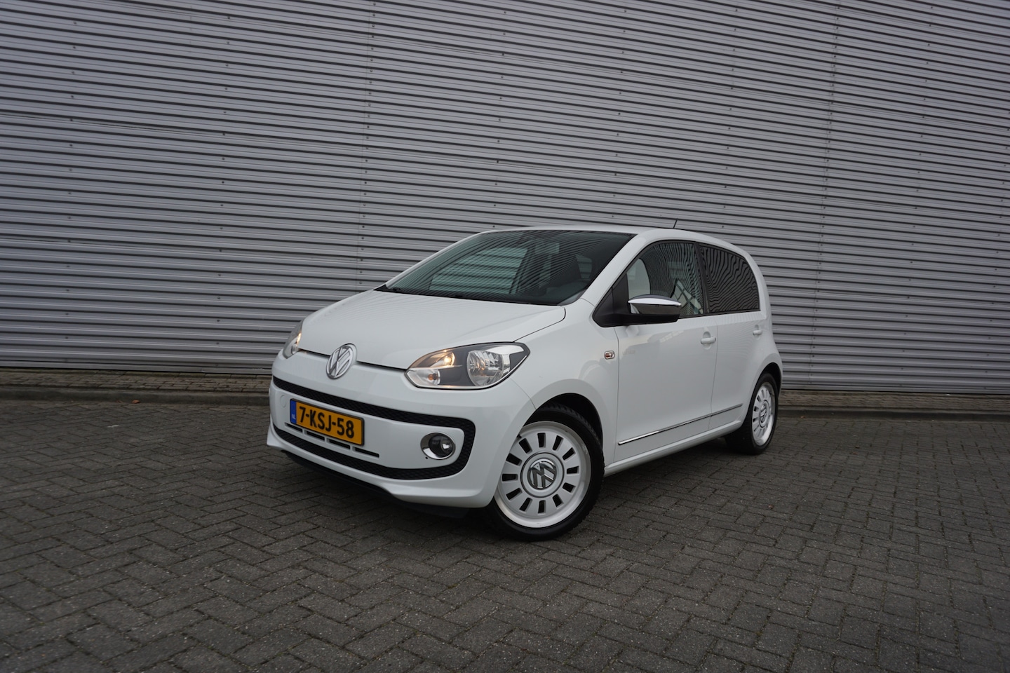 Volkswagen Up! - 1.0 high up! BlueMotion Airco / Navi / Cruise / Elektr. ramen / Parkeers. / Lm velgen / NA - AutoWereld.nl