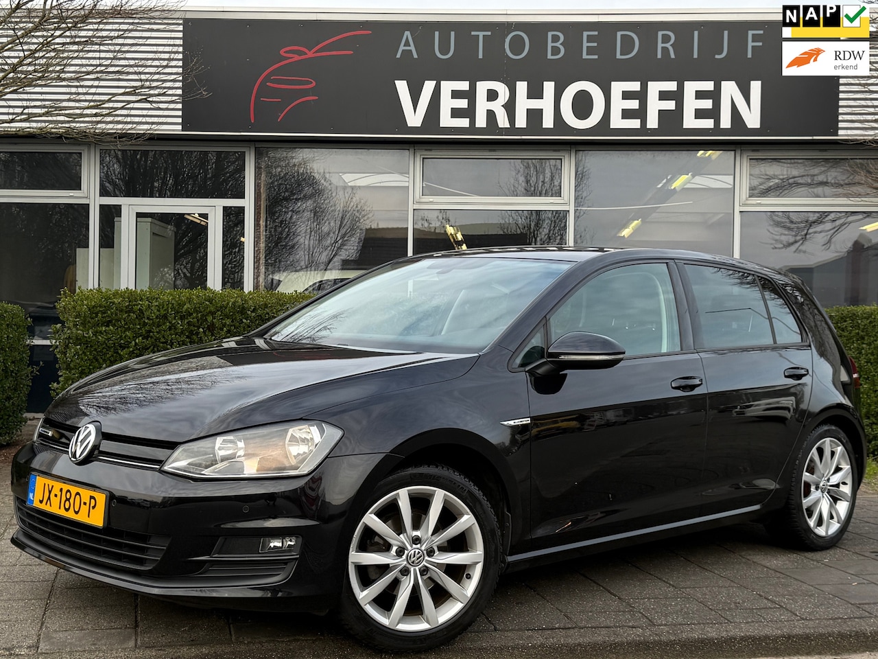 Volkswagen Golf - 1.0 TSI Connected Series - AUTOMAAT - APPLE CARPLAY - PARKEER CAMERA - CRUISE / CLIMATE CO - AutoWereld.nl