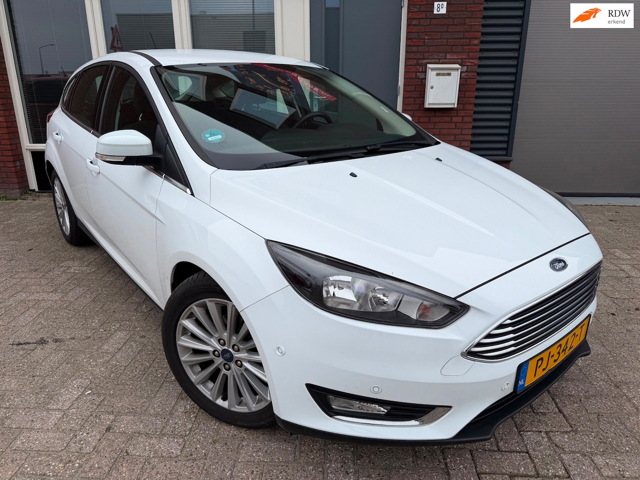 Ford Focus - 1.0 Titanium / Navi / PDC / Clima / 17 inch / Keyless - AutoWereld.nl