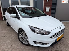 Ford Focus - 1.0 Titanium / Navi / PDC / Clima / 17 inch / Keyless