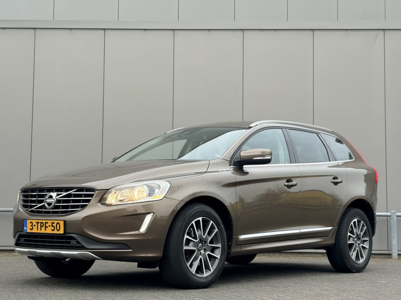 Volvo XC60 - 2.0 D4 FWD Summum - nap! - navi - airco - cruise - camera - trek - AutoWereld.nl