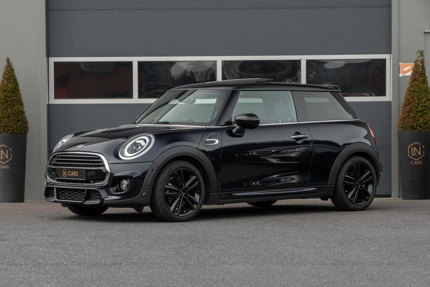 MINI John Cooper Works - Mini 1.5 Cooper | Pano | DAB | Camera - AutoWereld.nl