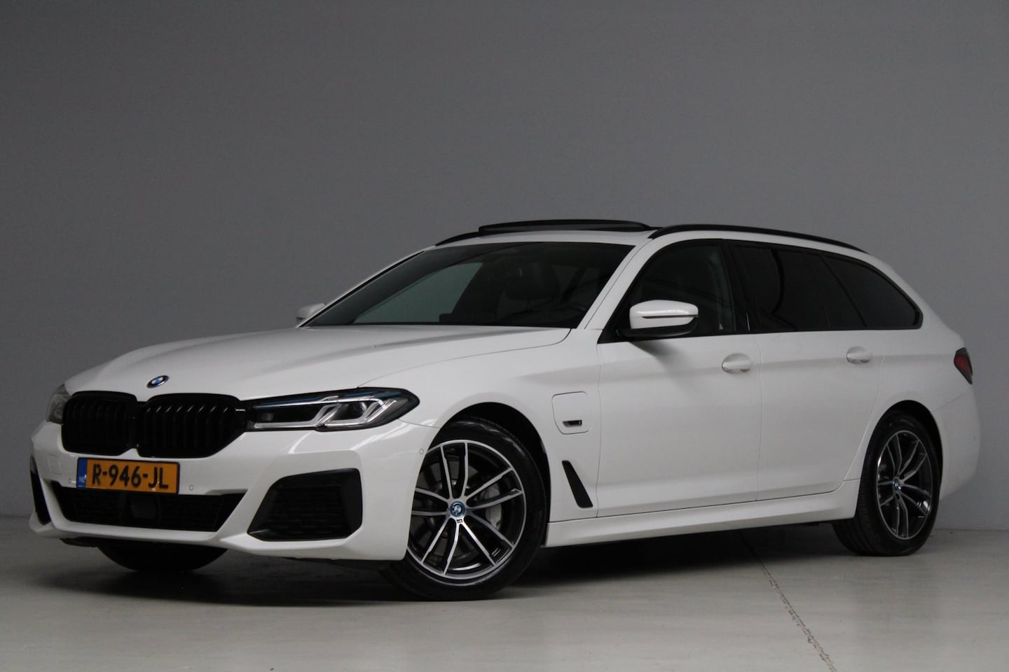 BMW 5-serie Touring - 530e xDrive High Executive | adap. cruise | panoramadak | elek. trekhaak | harmankardon | - AutoWereld.nl