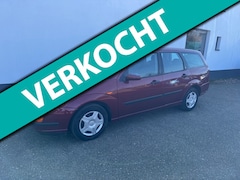 Ford Focus Wagon - 1.6-16V Ghia, '01, aut., airco, trekhaak, jaar apk