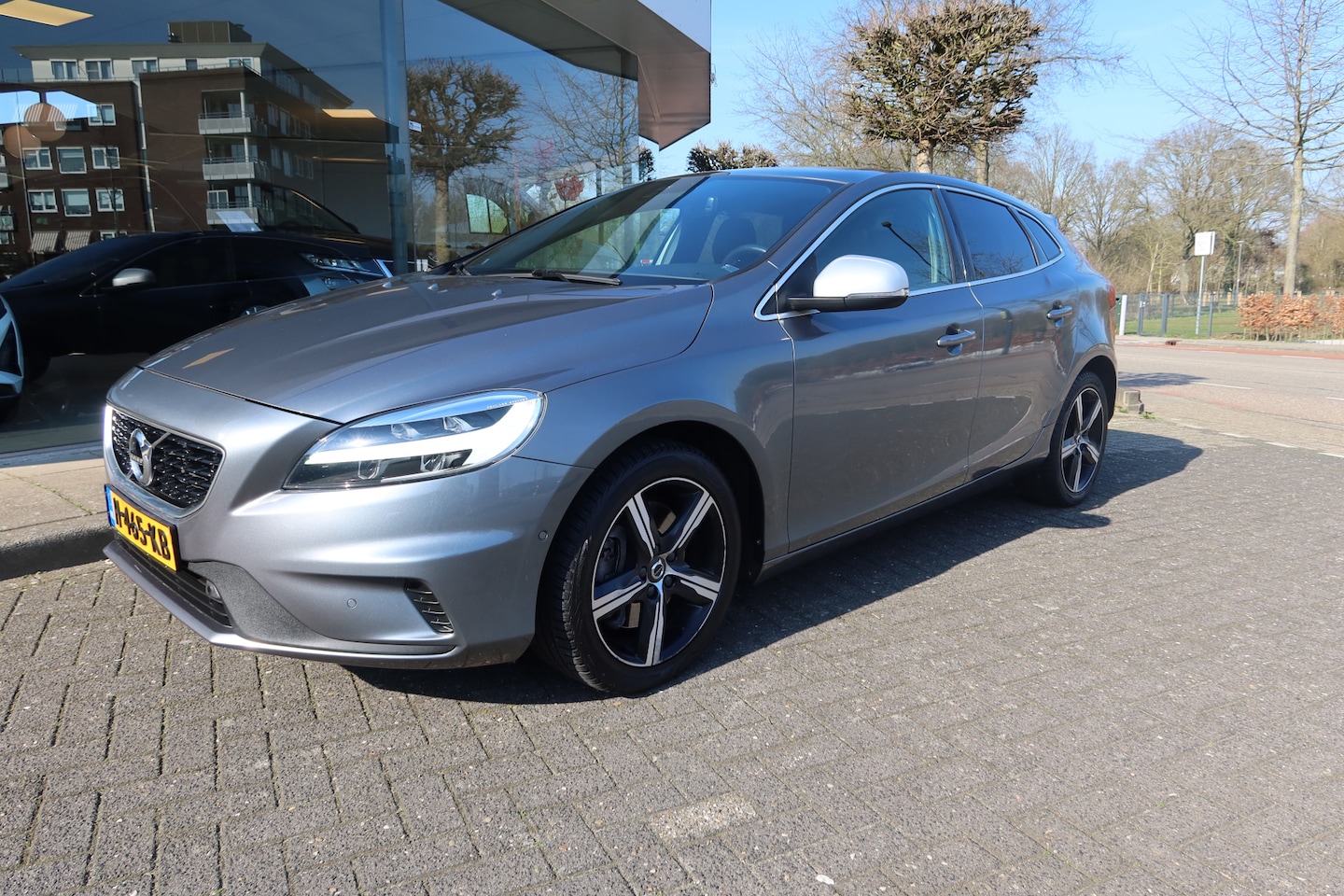 Volvo V40 - 1.5 T3 Polar+ Sport R-DESIGN I GEARTRONIC I PANORAMA I LEER I CAMERA - AutoWereld.nl