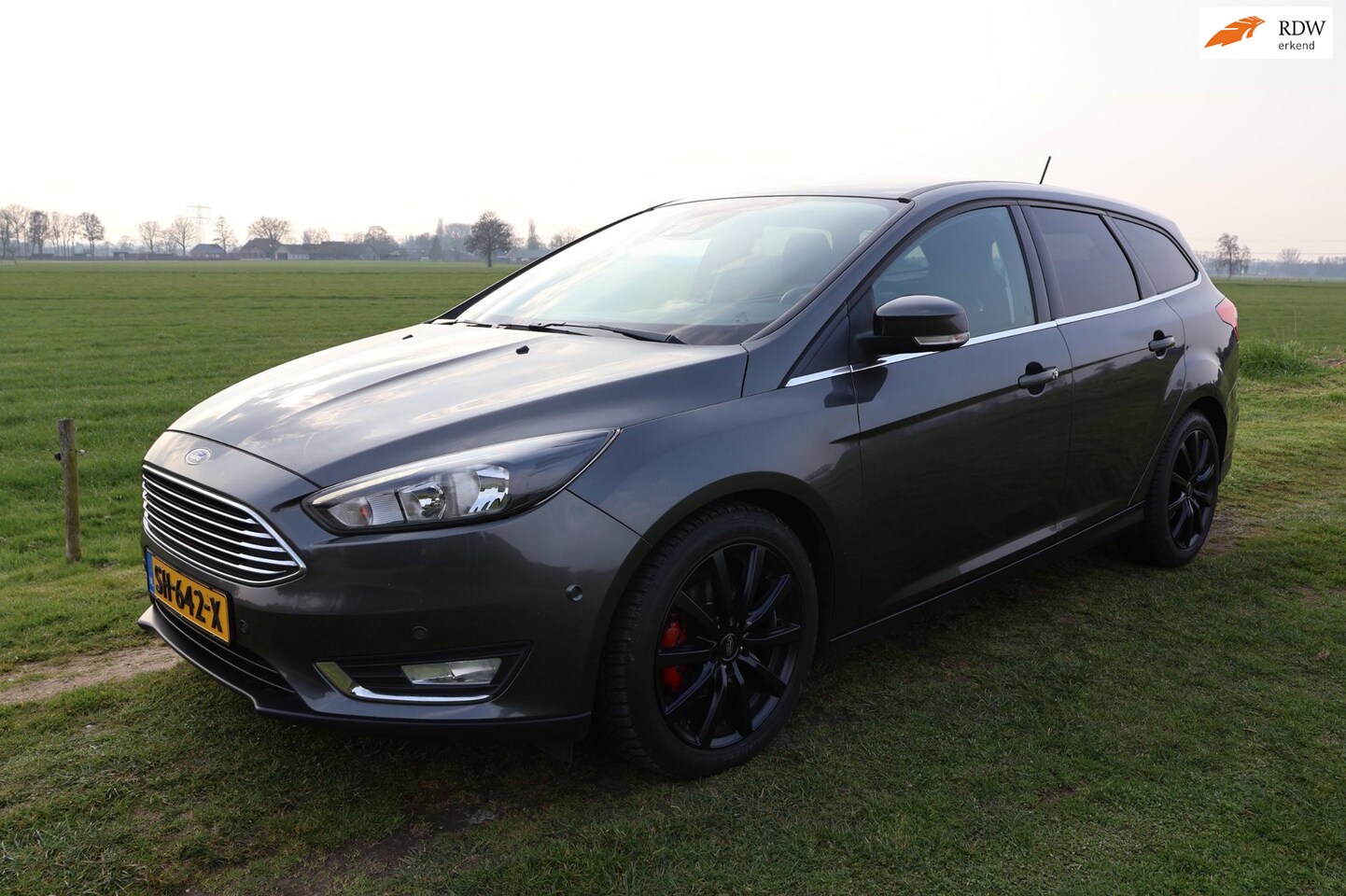 Ford Focus Wagon - 1.0 Titanium|Carplay|Trekhaak|Stoel-Stuurverwarming|Camera|Keyless - AutoWereld.nl