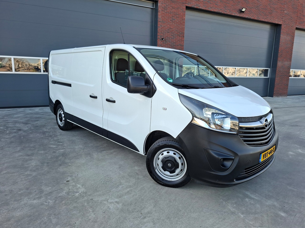 Opel Vivaro - 1.6 CDTI L2H1 Sport EcoFlex Airco Navigatie 3 persoons - AutoWereld.nl