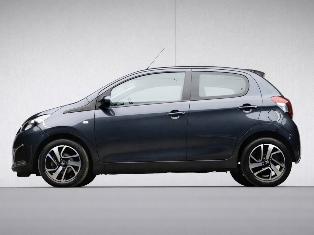 Peugeot 108 - 1.0 e-VTi Allure Sport (CRUISE,BLUETOOTH,ELEKTRISCH PAKKET,SPOILER,SPORTSTOELEN,LM VELGEN, - AutoWereld.nl