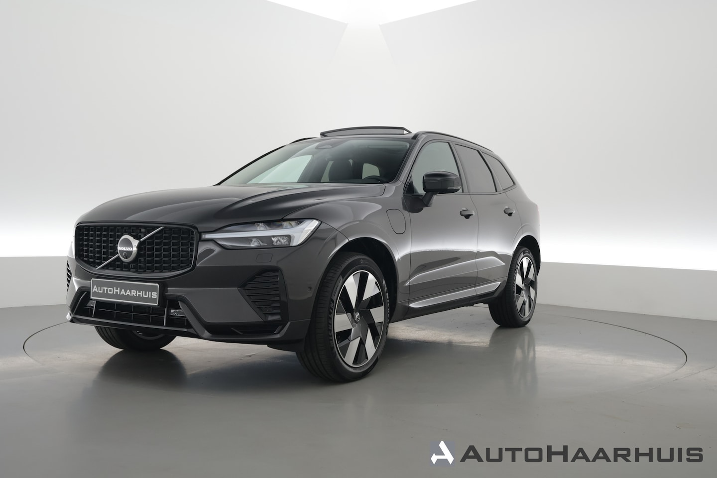 Volvo XC60 - 2.0 T6 Plug-in hybrid AWD Plus Dark | Pano | Pilot Assist | Head-up | 360cam | Keyless | H - AutoWereld.nl