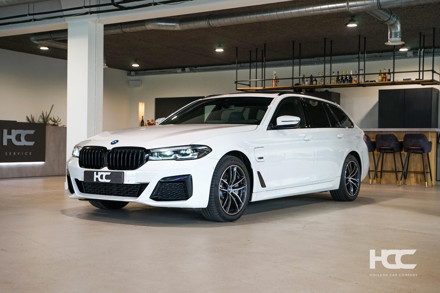 BMW 5-serie Touring - 530 e xDrive M Sport | Pano | Ruit Leder - AutoWereld.nl