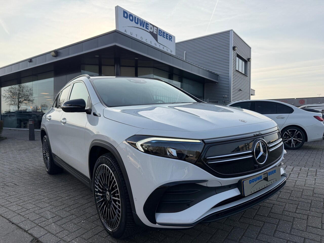 Mercedes-Benz EQA - 250 Business Solution AMG 67 kWh Pano-Dak | Memory | Keyless | 360-Camera | Night - AutoWereld.nl