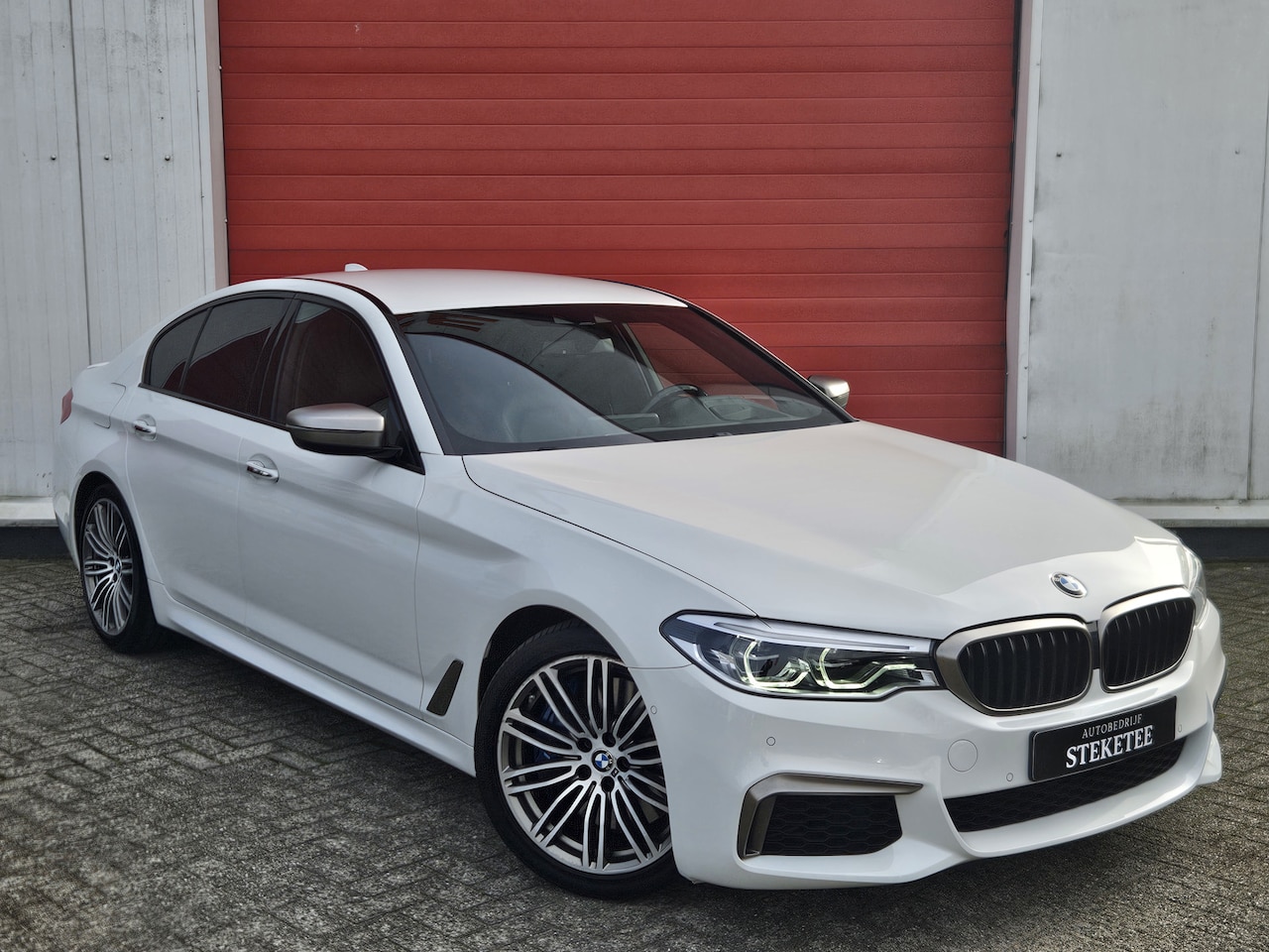 BMW 5-serie - M550i xDrive High Executive | Head-up | Elek. Trekhaak - AutoWereld.nl