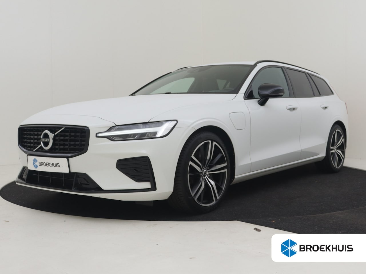Volvo V60 - 2.0 T8 Recharge AWD R-Design 390Pk | Trekhaak | Achteruitrijcamera | Apple carplay Android - AutoWereld.nl