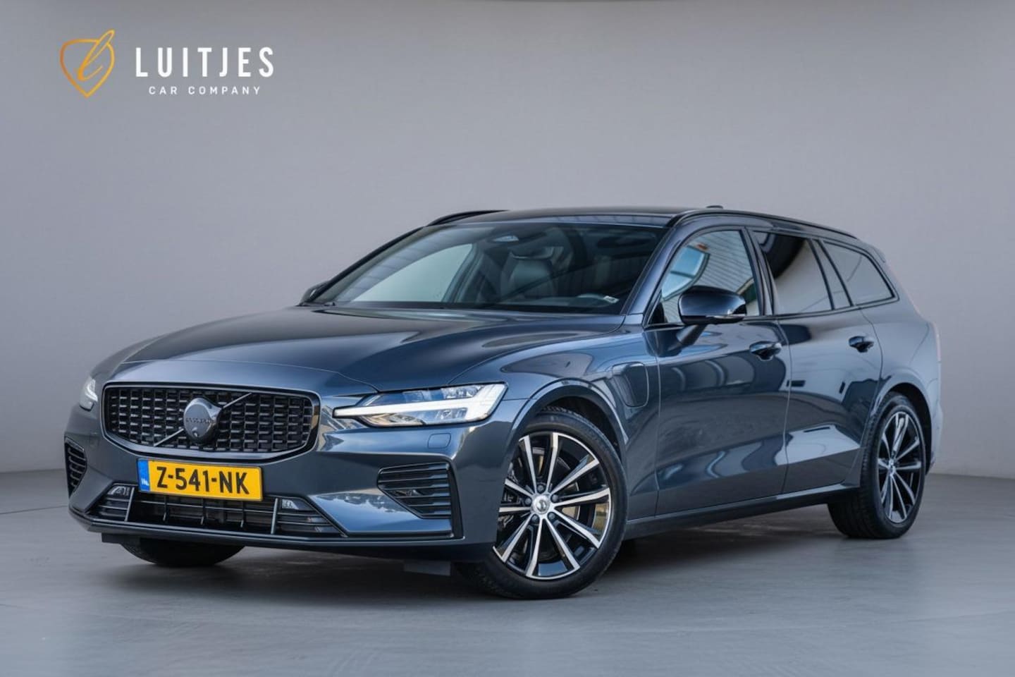 Volvo V60 - 2.0 T6 350pk Plug-in hybrid AWD Plus Dark|Pano|H&K|Elek-trekhaak|360°|NL-auto|Dealer-onder - AutoWereld.nl