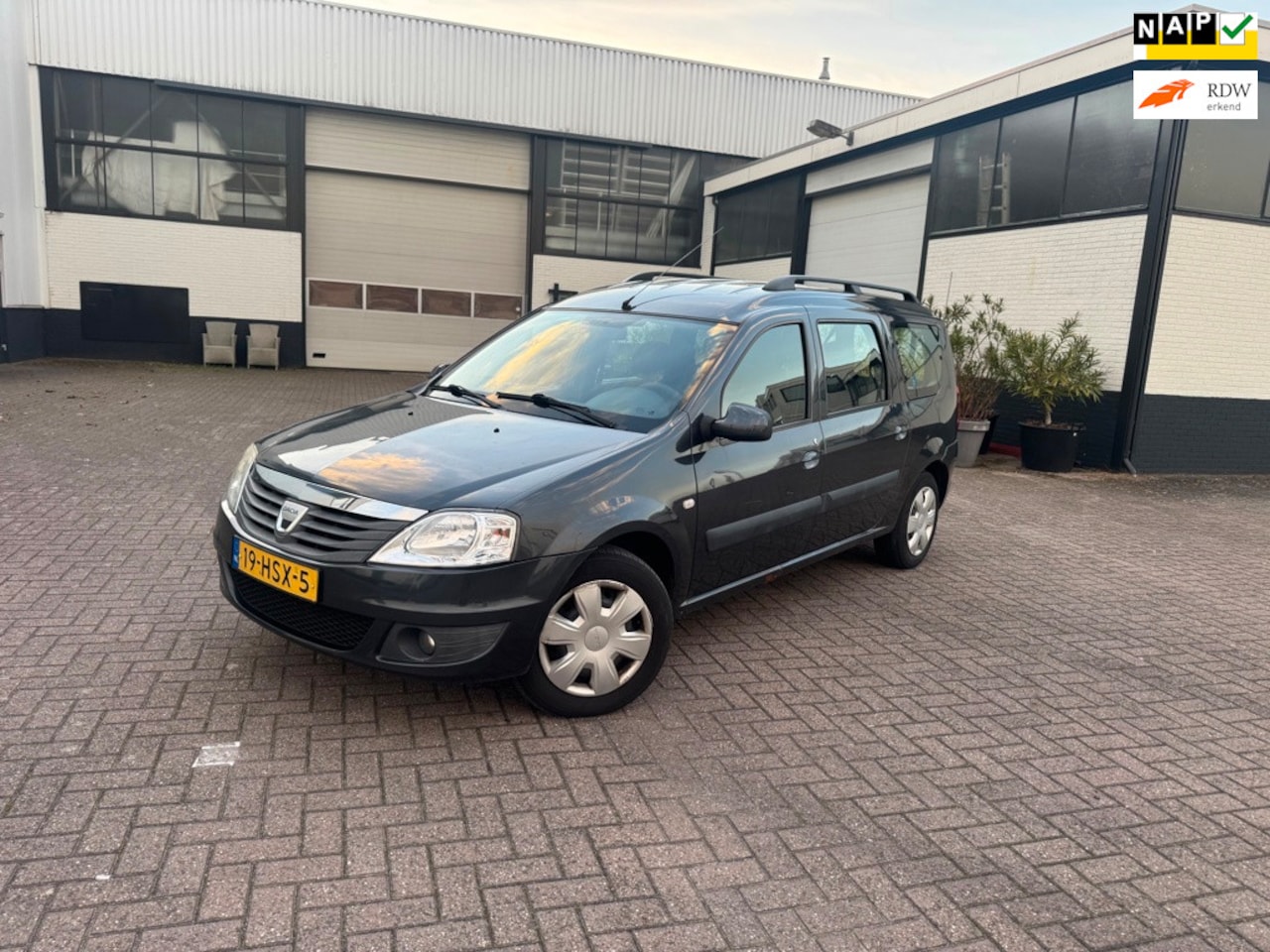 Dacia Logan MCV - 1.6-16V Lauréate 7p.Zitter Airco - AutoWereld.nl