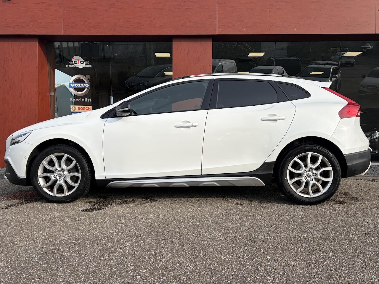 Volvo V40 Cross Country - 2.0 T4 Summum AUTOMAAT | LEER | TREKHAAK | STYLING PACK | PANO | MEMORY - AutoWereld.nl