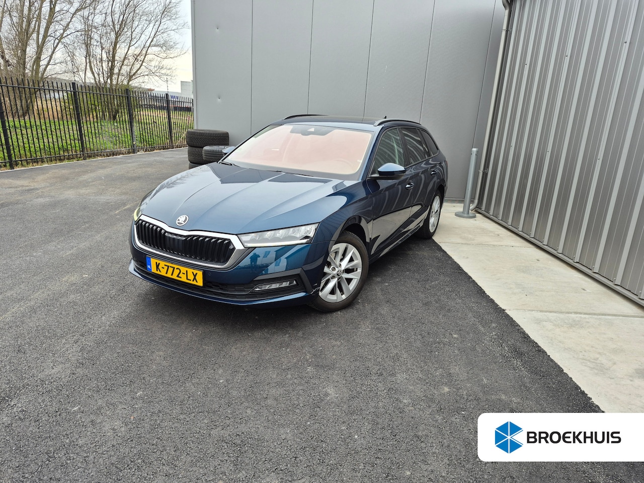 Skoda Octavia Combi - 1.0 e-TSI Business Edition | Glazen panorama-dak | Trekhaak | Apple carplay Android auto | - AutoWereld.nl