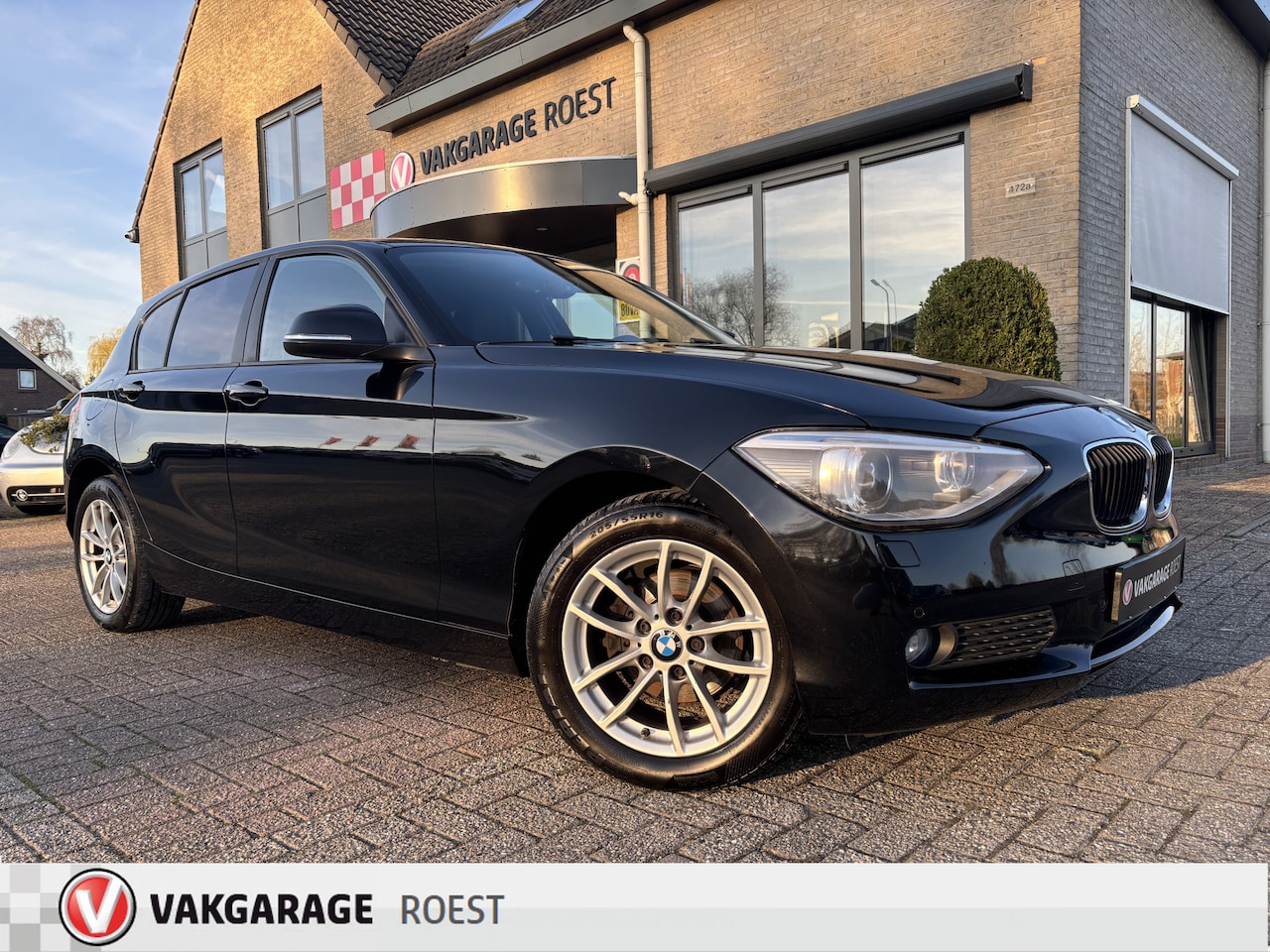 BMW 1-serie - 116i High Executive Automaat Leder / Navigatie / Parkeersensors - AutoWereld.nl