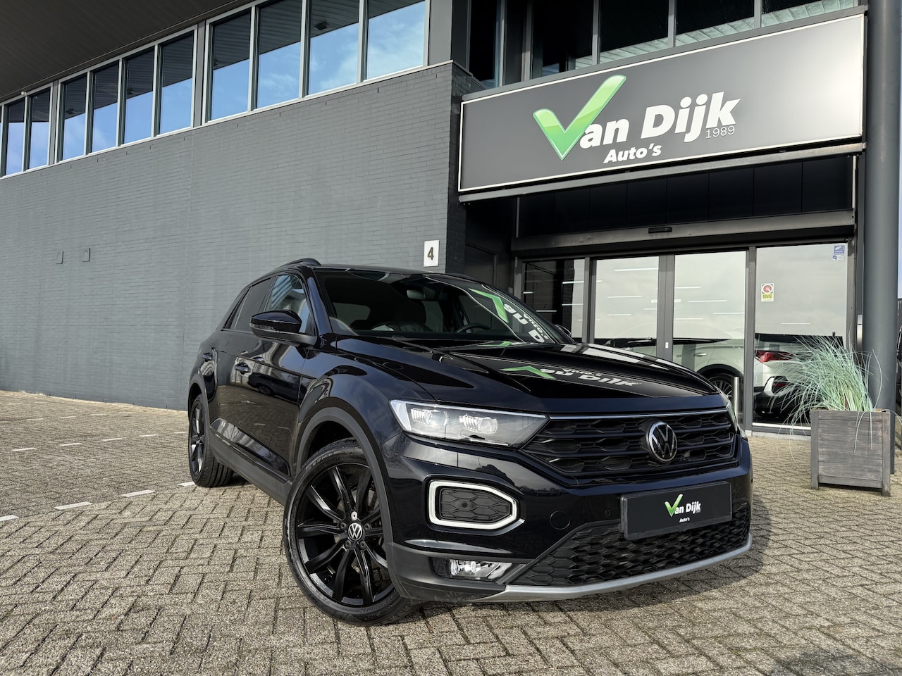 Volkswagen T-Roc - 1.5 TSI Sport Panodak Navi Virt.Cockp. El klep - AutoWereld.nl