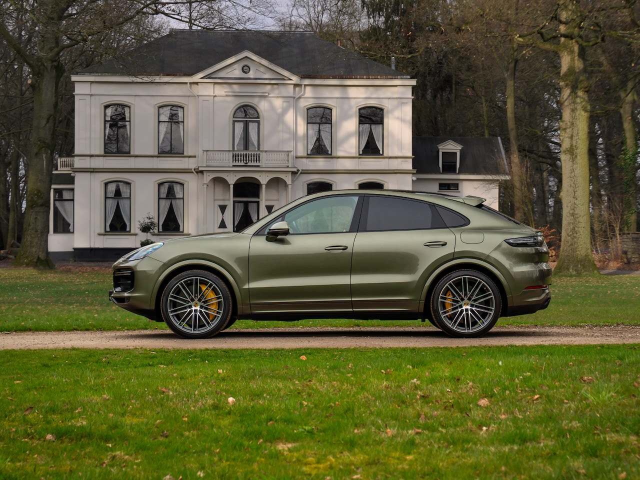 Porsche Cayenne Coupé - 4.0 Turbo S E-Hybrid | PTS Oak Green | Keramisch | Orig. NL - AutoWereld.nl