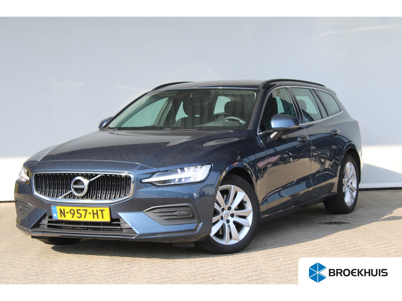 Volvo V60 - 2.0 B3 Momentum Business | Trekhaak | Navigatie | Cruise control adaptief | LED koplampen - AutoWereld.nl