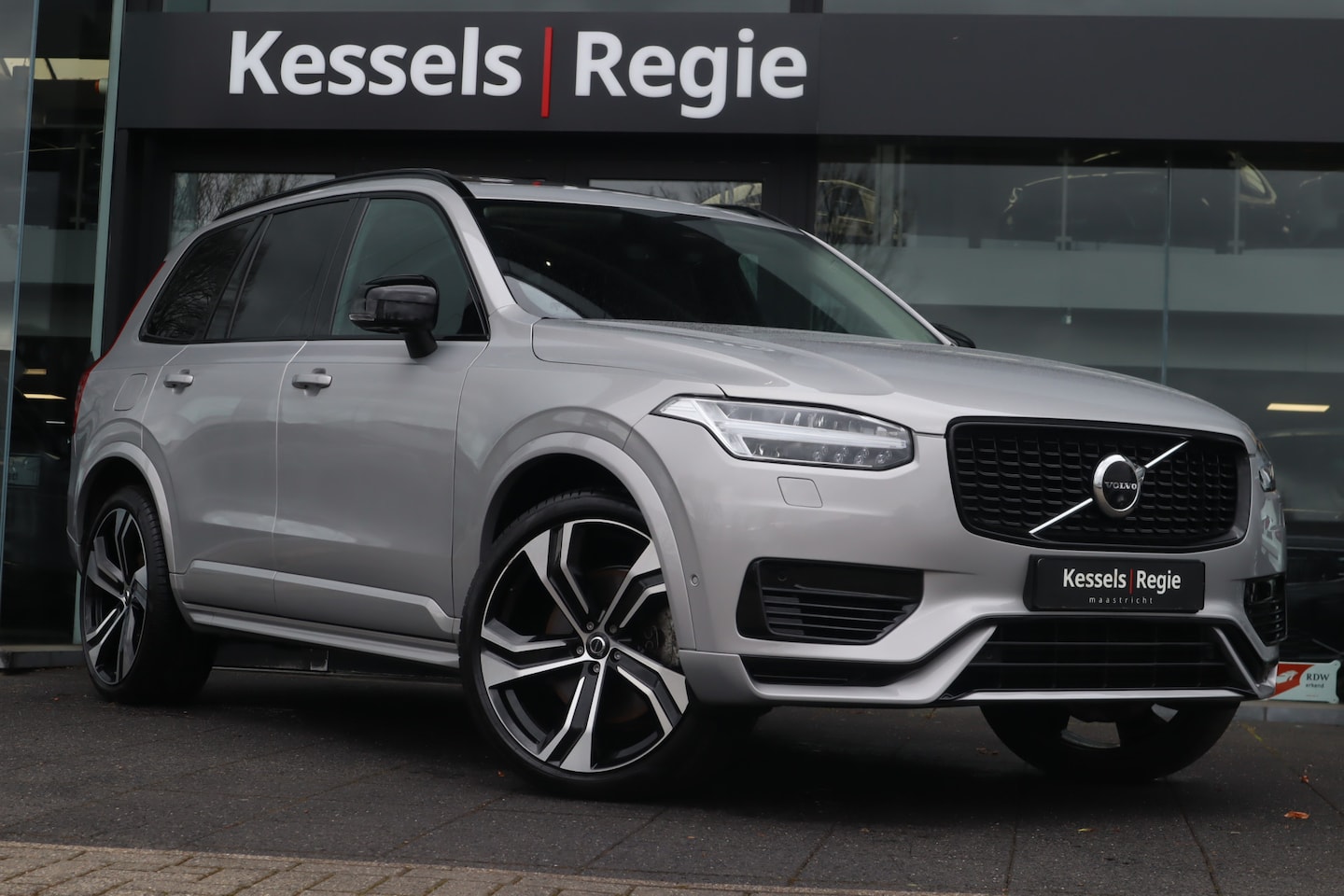 Volvo XC90 - 2.0 T8 Plug-in AWD R-Design 7P! Pano Lucht HuD H&K Stl.koeling/Massage El.Haak 360 ACC 22” - AutoWereld.nl