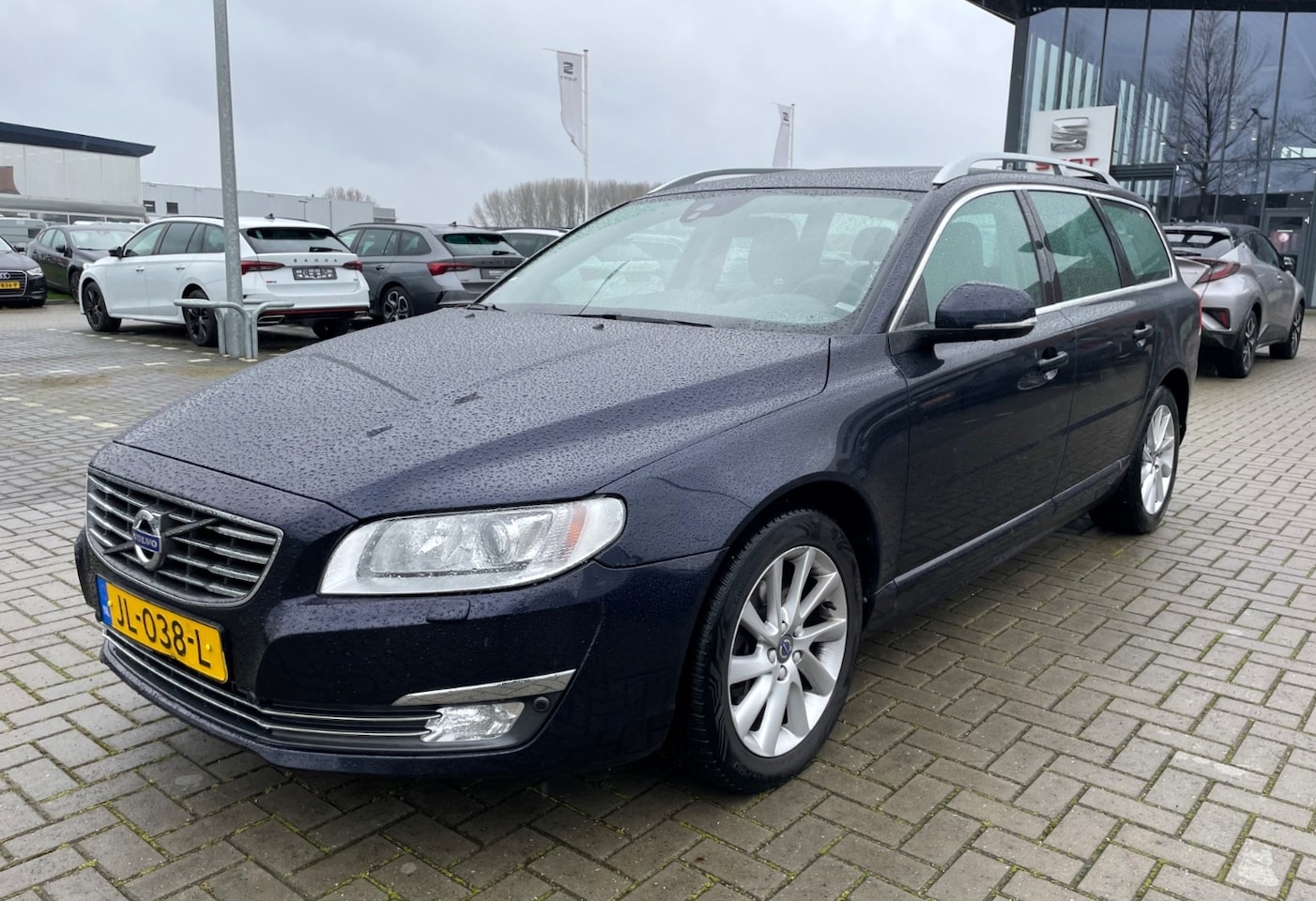 Volvo V70 - 2.0 T4 Polar+ Leer Memory Trekhaak Schuifdak Standkachel - AutoWereld.nl