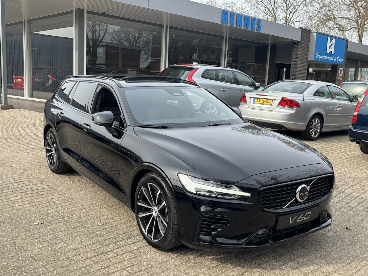 Volvo V60 - T6 Recharge AWD Long Range Plus Dark Pano 360 Keyless Pilot Assist - AutoWereld.nl