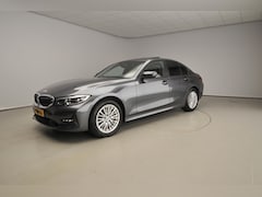 BMW 3-serie - Sedan 318i | LED | Navigatie | Schuifdak | Sportstoelen | Stoelverwarming | DAB | Hifi spe