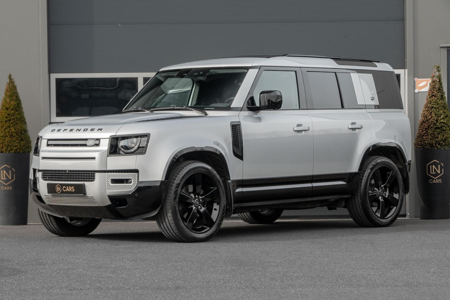 Land Rover Defender 110 - 3.0 D250 110|DAB|Grijs kenteken|Trekhaak - AutoWereld.nl