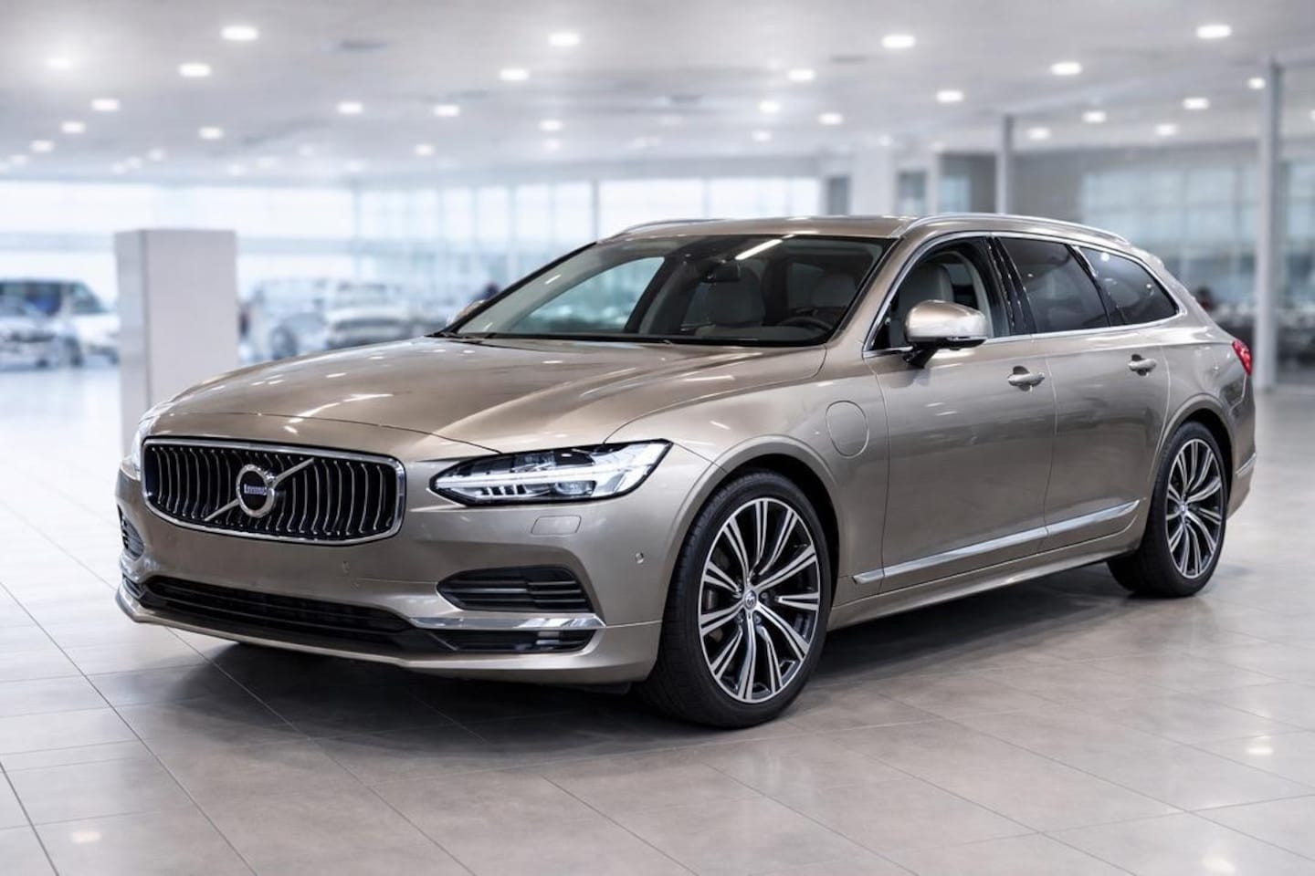 Volvo V90 - 2.0 T8 AWD Inscription | Pano | HUD | 360° Camera | Harman/Kardon | Trekhaak | Plug-in Hyb - AutoWereld.nl