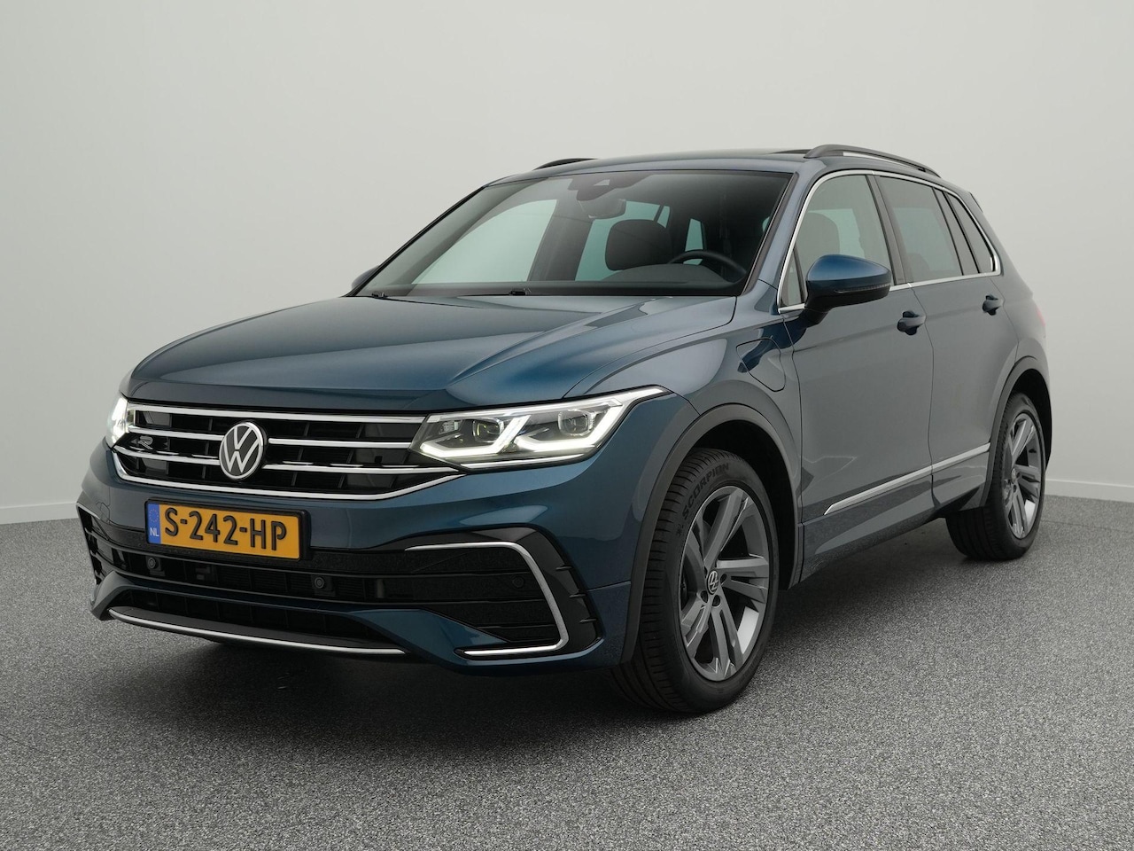 Volkswagen Tiguan - R-Line 1.4 TSI eHybrid 245 PK | LED Matrix IQ | Panoramadak | Trekhaak | Achteruitrijcamer - AutoWereld.nl