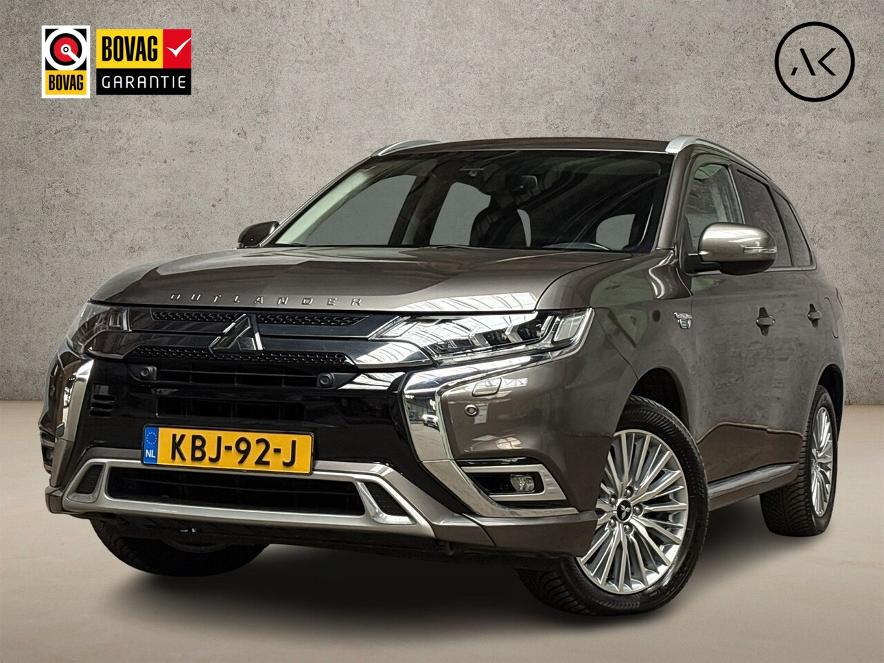 Mitsubishi Outlander - 2.4 PHEV Deluxe 225Pk Automaat (APPLE CARPLAY, GROOT NAVI, CAMERA, LEDER/ALCANTARA, STOELV - AutoWereld.nl