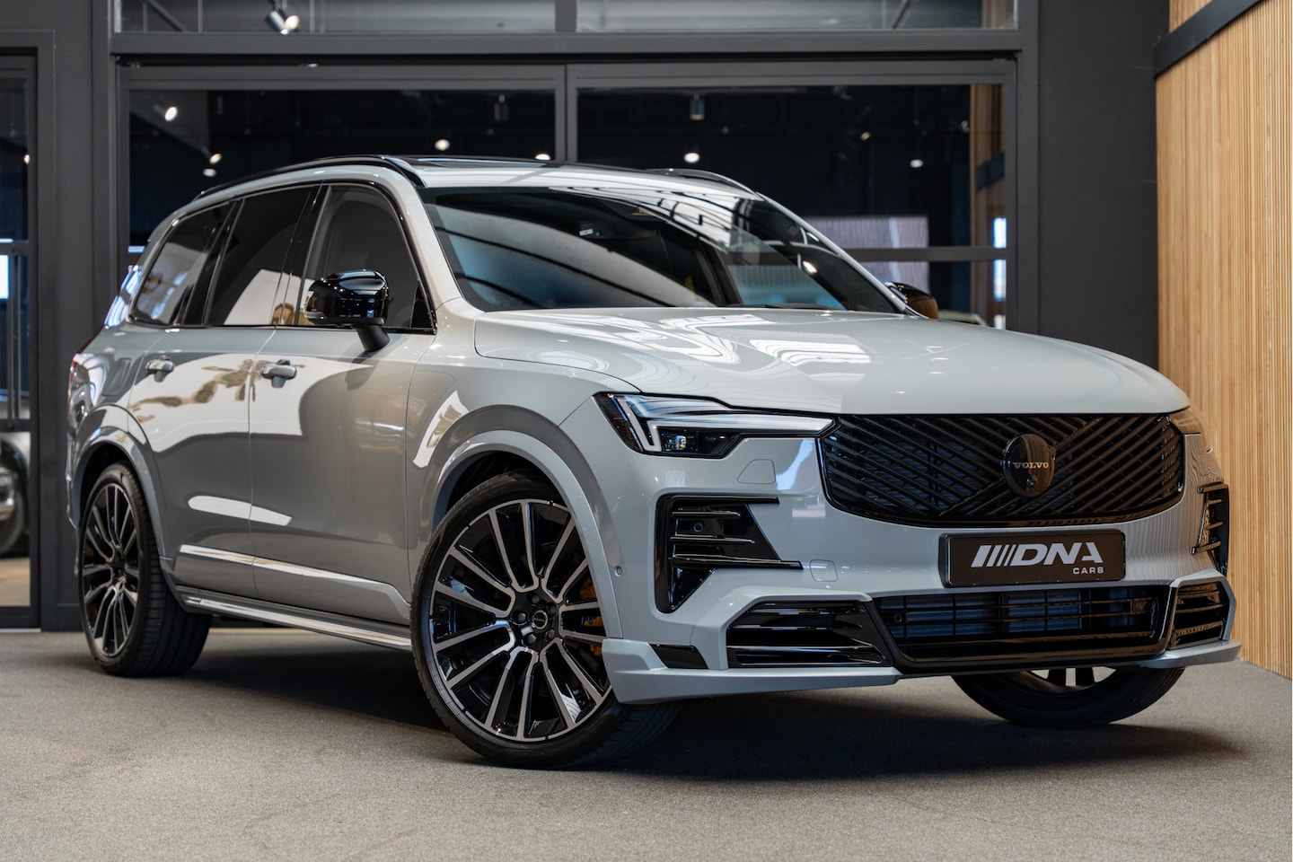 Volvo XC90 - T8 Plug-in hybrid AWD Ultra Black Edition 2.0 T8 hybrid AWD HEICO FULL - AutoWereld.nl