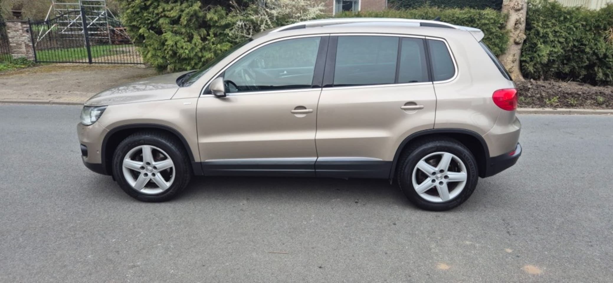 Volkswagen Tiguan - 1.4 TSI Cruise control*trekhaak*ECC*lichtmetaal*Camera* - AutoWereld.nl