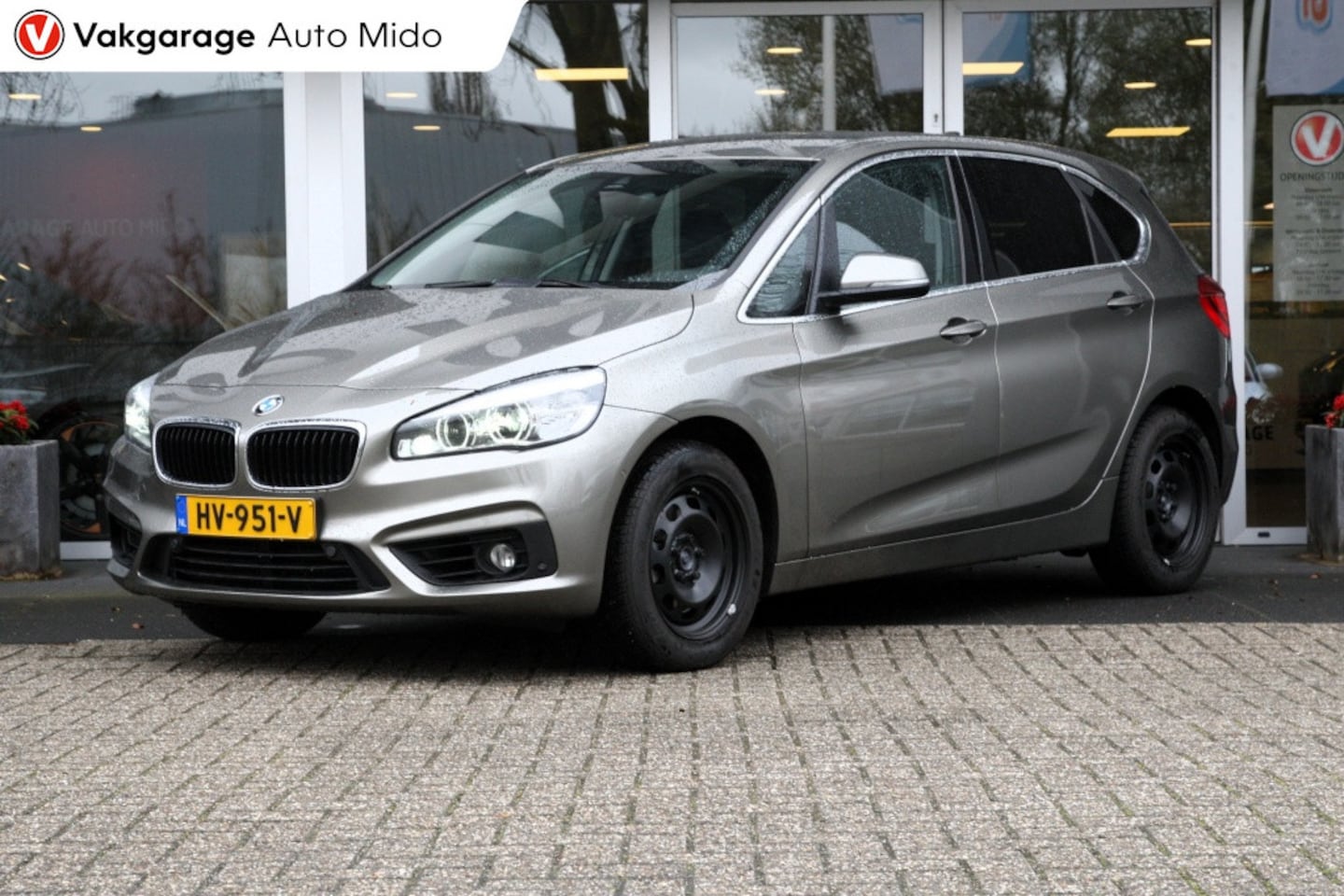 BMW 2-serie Active Tourer - 218i Automaat Essential | 1e eigenaar | Trekhaak | Lage km stand - AutoWereld.nl