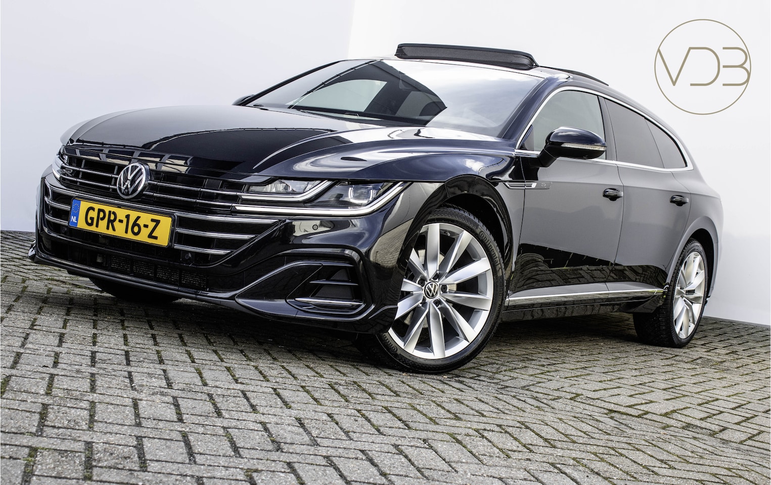 Volkswagen Arteon Shooting Brake - 1.4 TSI eHybrid R-Line Business+ PANO TREKHAAK - AutoWereld.nl