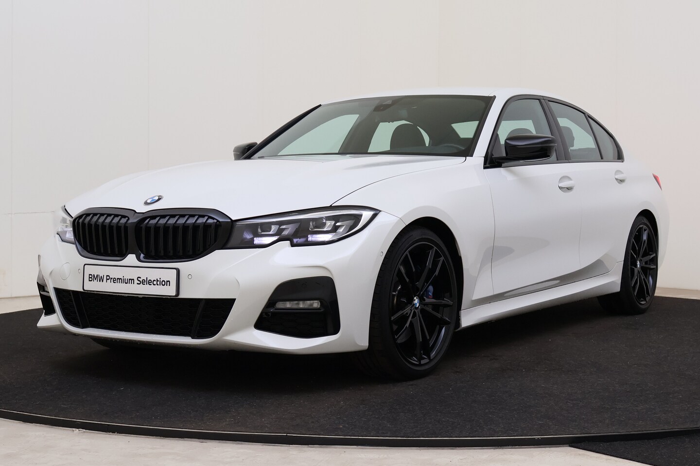 BMW 3-serie - 320i Executive M Sport Automaat / Sportstoelen / Head-Up / M Sportonderstel / Live Cockpit - AutoWereld.nl