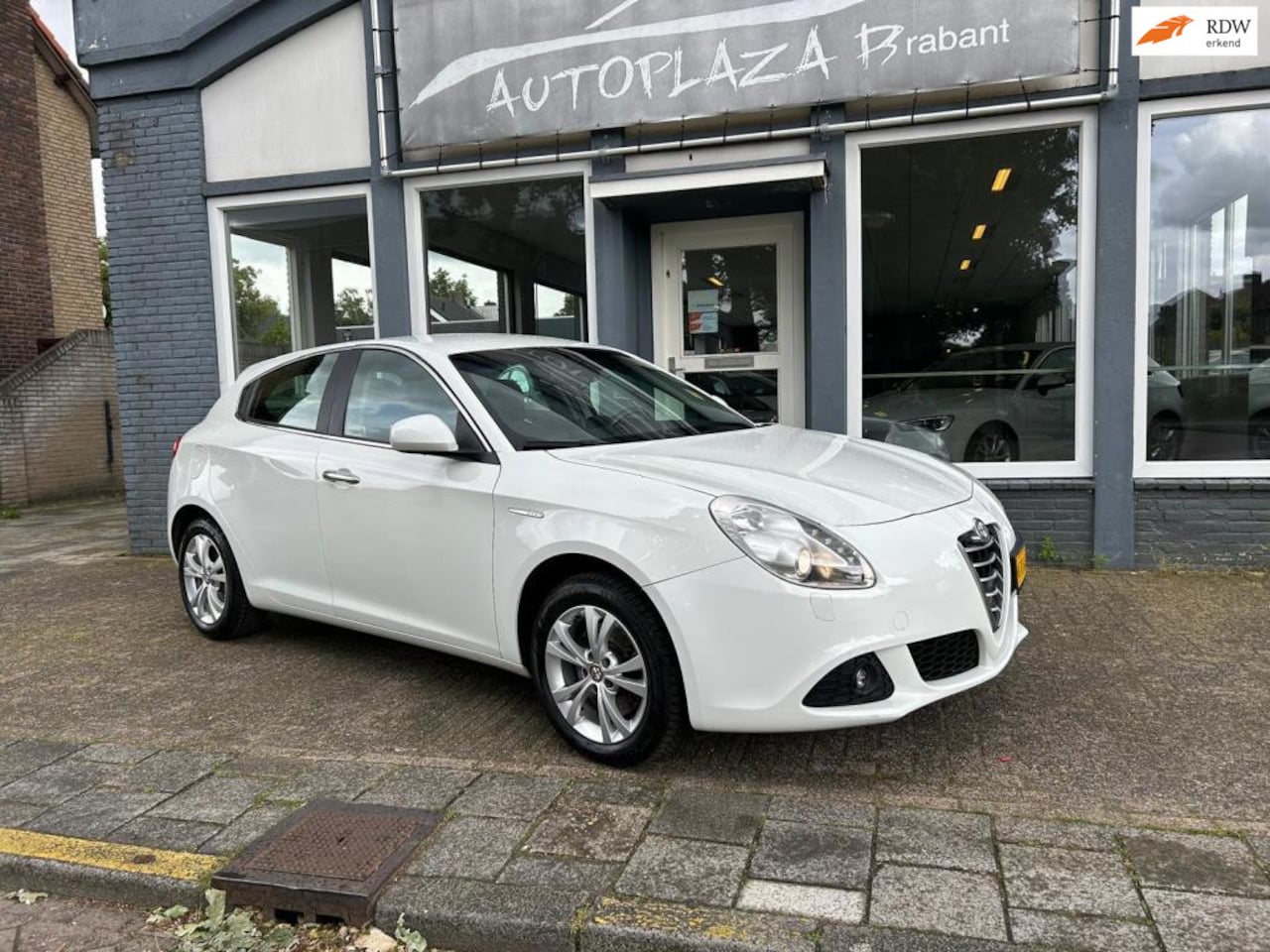 Alfa Romeo Giulietta - 1.4 T Distinctive/ AUTOMAAT / CRUISE/ LEER/ USB/ 17 INCH/ 170 PK - AutoWereld.nl
