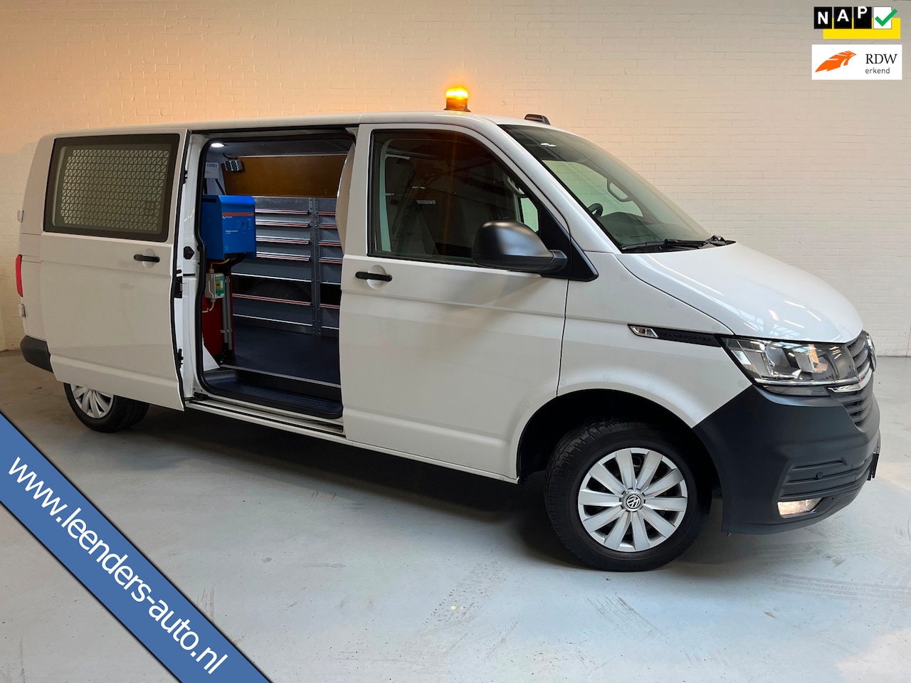 Volkswagen Transporter - 4MOTION 4x4 AUTOMAAT Servicewagen 2.0 TDI 150PK euro6 L2H1, Inrichting, V230, Trekhaak, RI - AutoWereld.nl