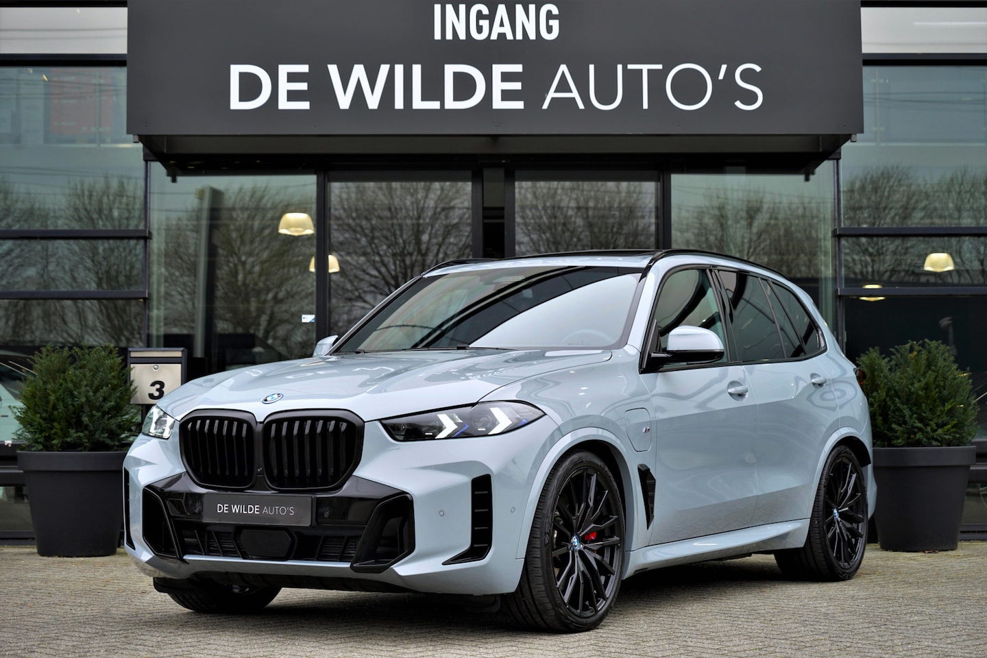 BMW X5 - xDrive50e M-sport M-seats 4-wielsturing SoftClose Massage Pano Carbon - AutoWereld.nl