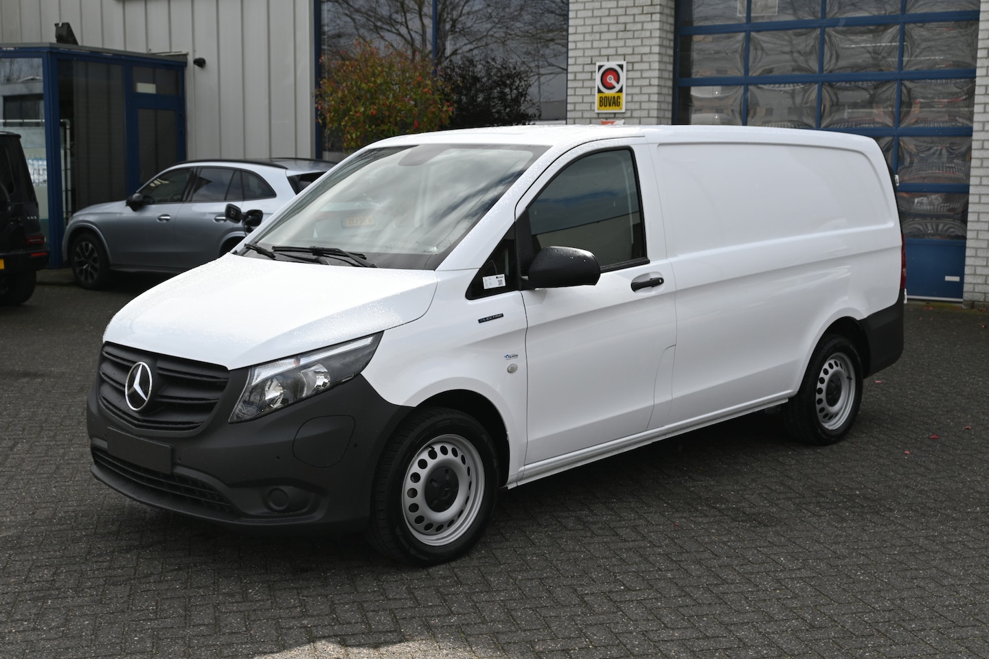 Mercedes-Benz eVito - 112 Lang 66 kWh Distronic, Parkeerpakket, Audio 30, Etc. - AutoWereld.nl