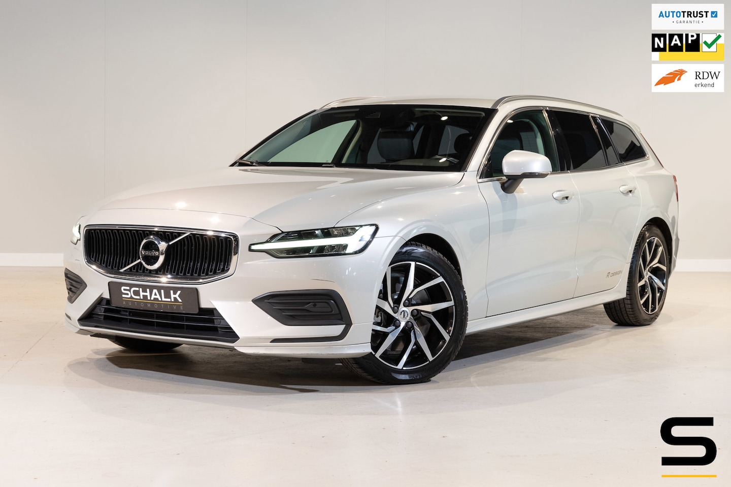 Volvo V60 - 2.0 T5 Momentum|NAP|Rdesign|Leder|Cam|Stoelverwarm - AutoWereld.nl