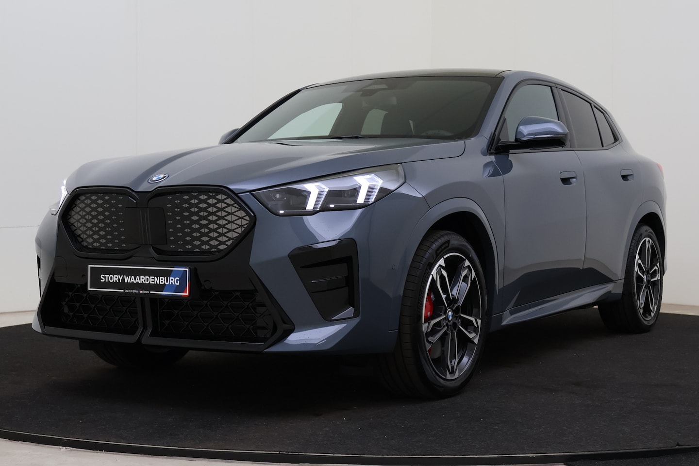 BMW iX2 - eDrive20 M Sport / Panoramadak / Trekhaak / Sportstoelen / Achteruitrijcamera / M Adaptief - AutoWereld.nl