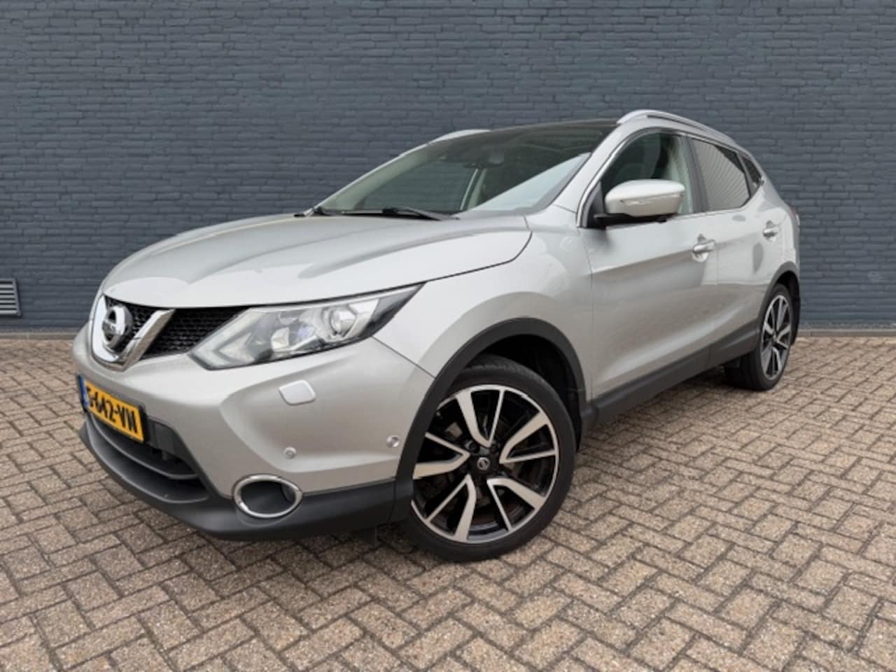 Nissan Qashqai - 1.2 Premier Edition - LEDER - PANO - TREKHAAK - AutoWereld.nl