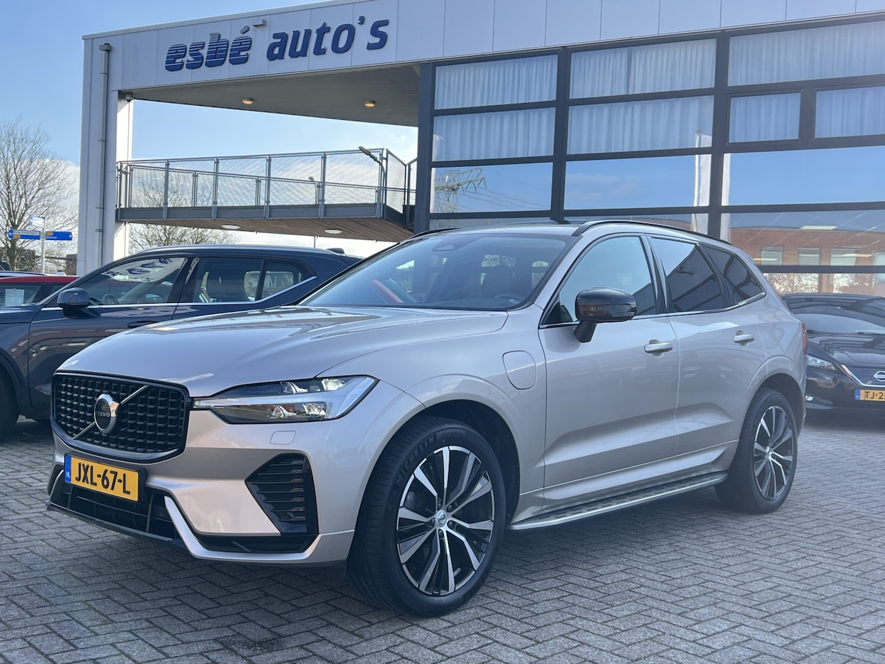 Volvo XC60 - 2.0 T6 Plug-in hybrid 350 pk AWD Plus Dark Panoramadak Standkachel Elek Comfortstoelen Nav - AutoWereld.nl