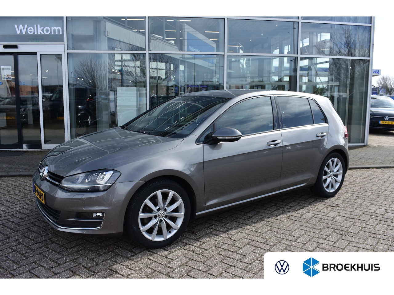 Volkswagen Golf - 1.2 TSI 110PK DSG-7 Highline | NAVIGATIE | LEDER | 17 INCH | CAMERA | ADAPT. CRUISE | STOE - AutoWereld.nl