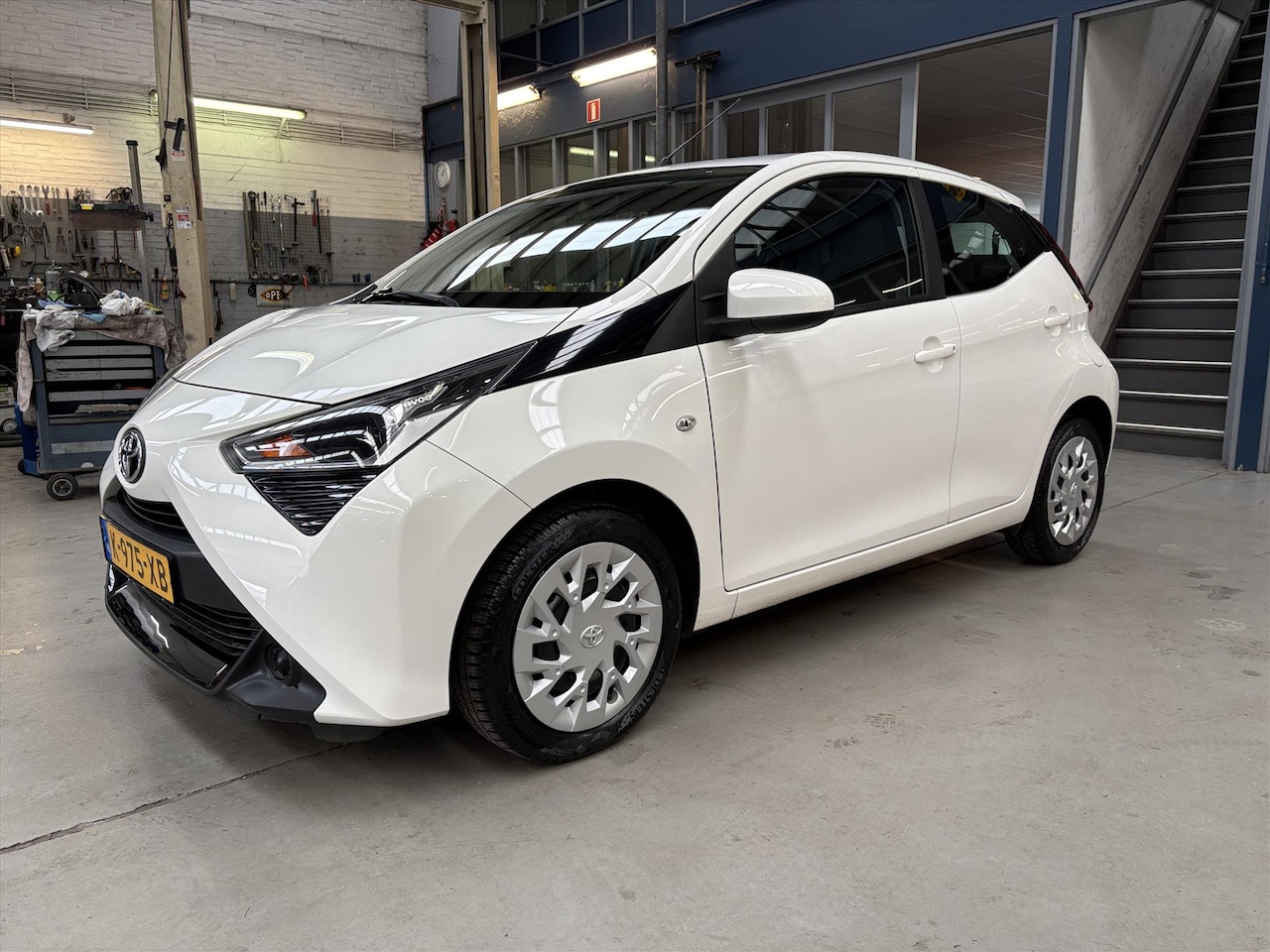 Toyota Aygo - 1.0 VVT-i 72pk 5D x-play | Apple carplay / Android auto | Camera | Airco | All season band - AutoWereld.nl