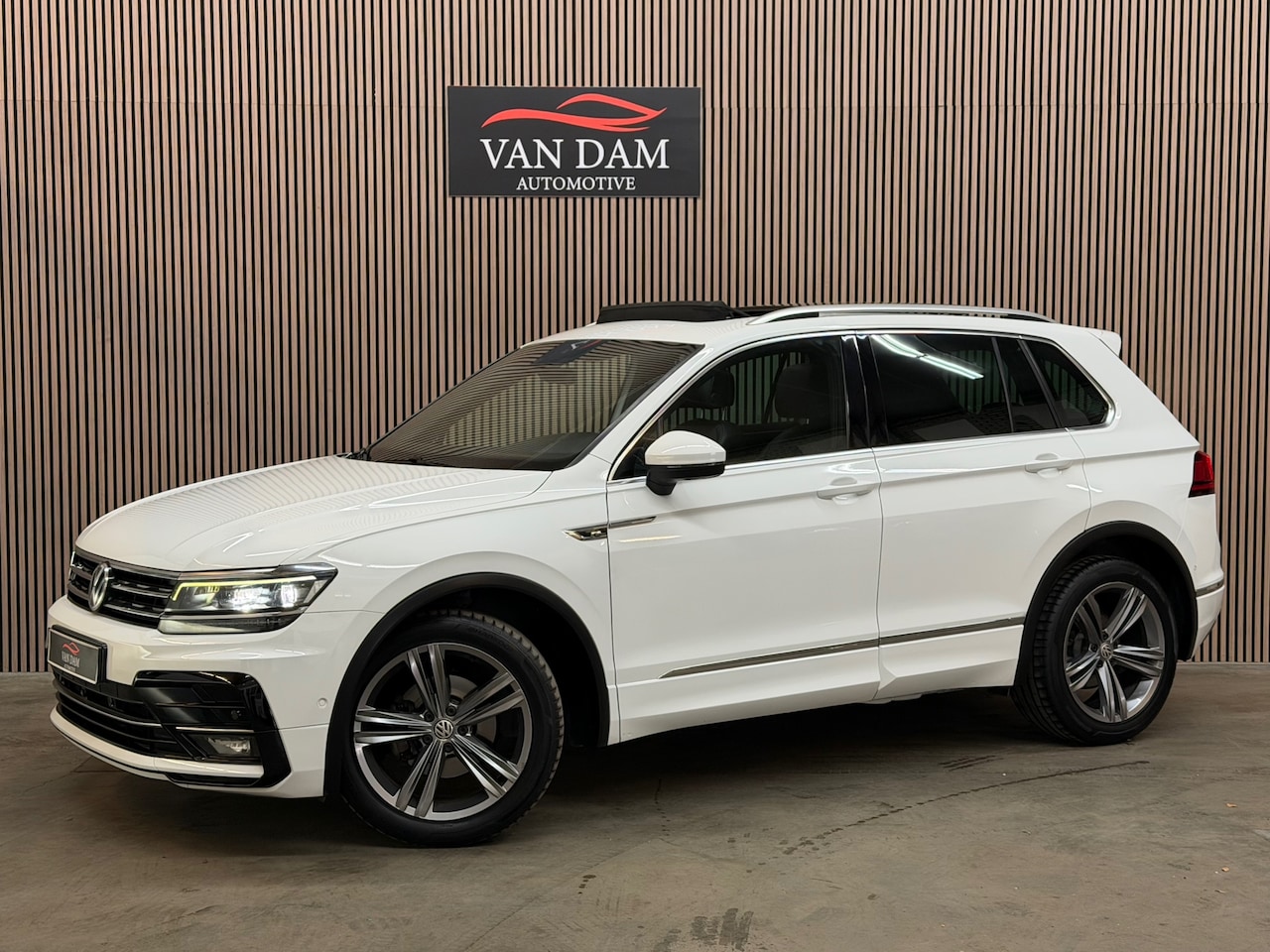 Volkswagen Tiguan - 1.5 TSI 3x R-Line 2019 DSG LED PANO CAMERA - AutoWereld.nl